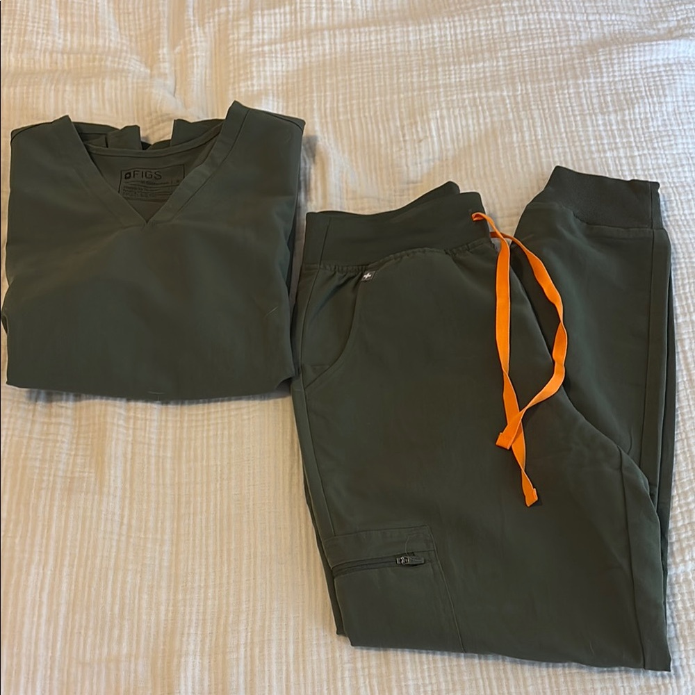 LIKE NEW Figs Moss Green Scrubs: High Waisted Zamora Joggers and Casma Top